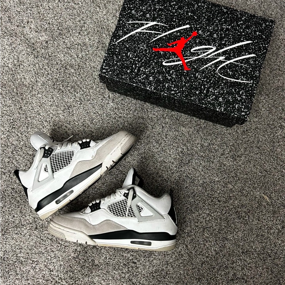 Jordan 4 "Military Black" MENS US size 8.5, black and white colorway
